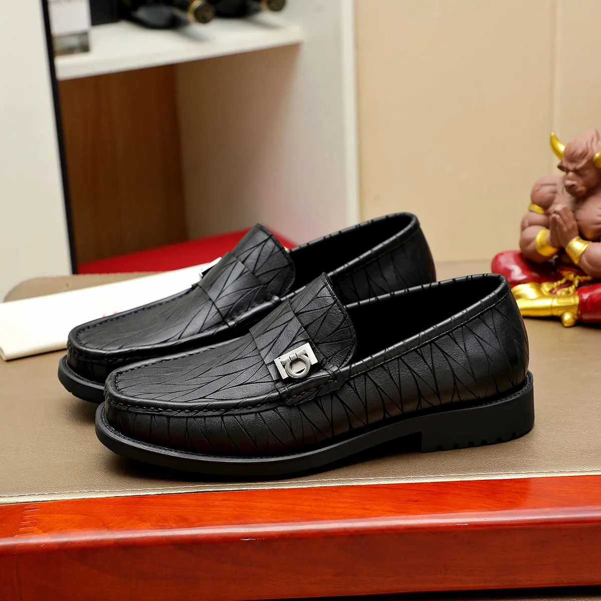 Men's shoes 💰500 Ferragamo [Ferragamo] top imported suit men's shoes 💯Original copy of the official website, product materials: selected imported embossed calfskin + luxury hardware buckle accessories ~ imported water-dyed cow 🐂 leather lining. Strong three-dimensional visual effect, original combination outsole, multiple colors available😘 Size: 38-44 (.45.46. Customized)